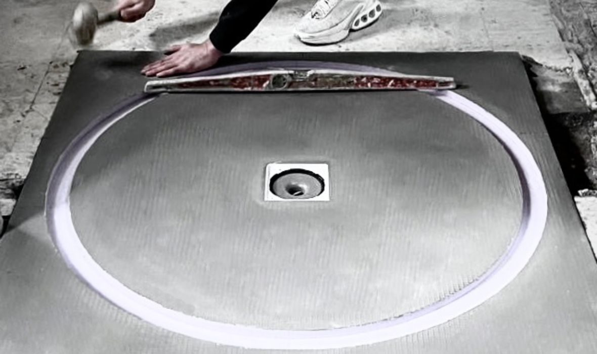 A clever solution: a bathroom with a round shower, washbasin and toilet in just 4.35 m²