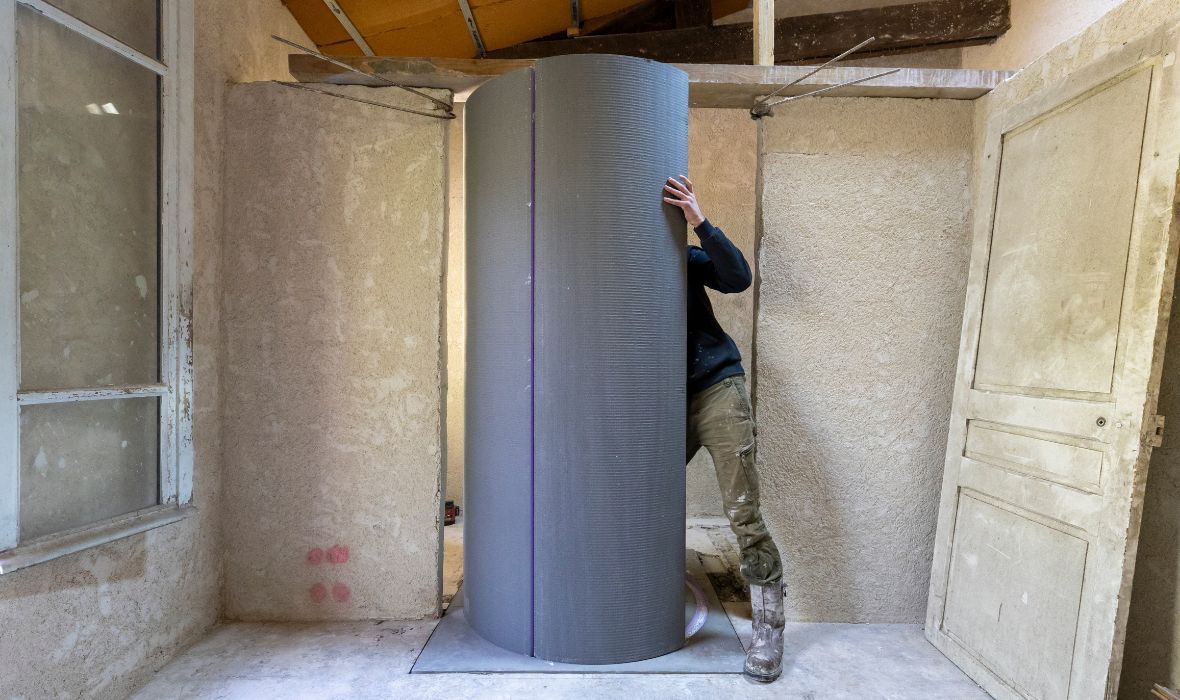 A clever solution: a bathroom with a round shower, washbasin and toilet in just 4.35 m²