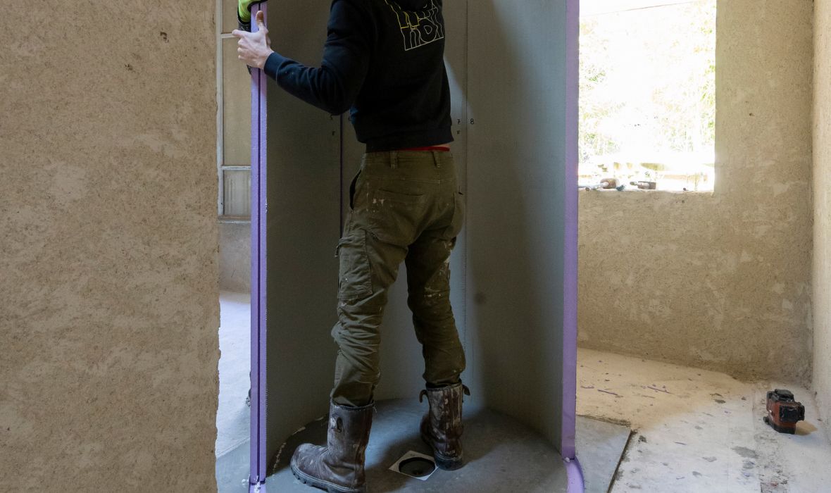 A clever solution: a bathroom with a round shower, washbasin and toilet in just 4.35 m²