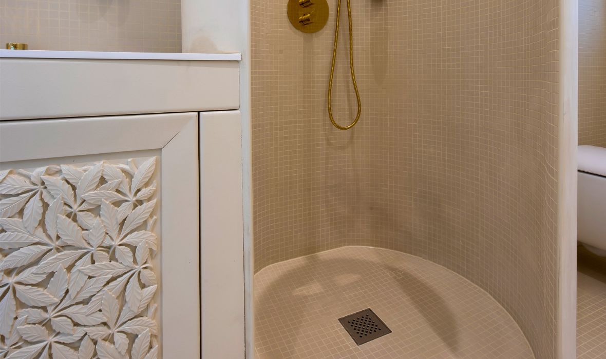 A clever solution: a bathroom with a round shower, washbasin and toilet in just 4.35 m²